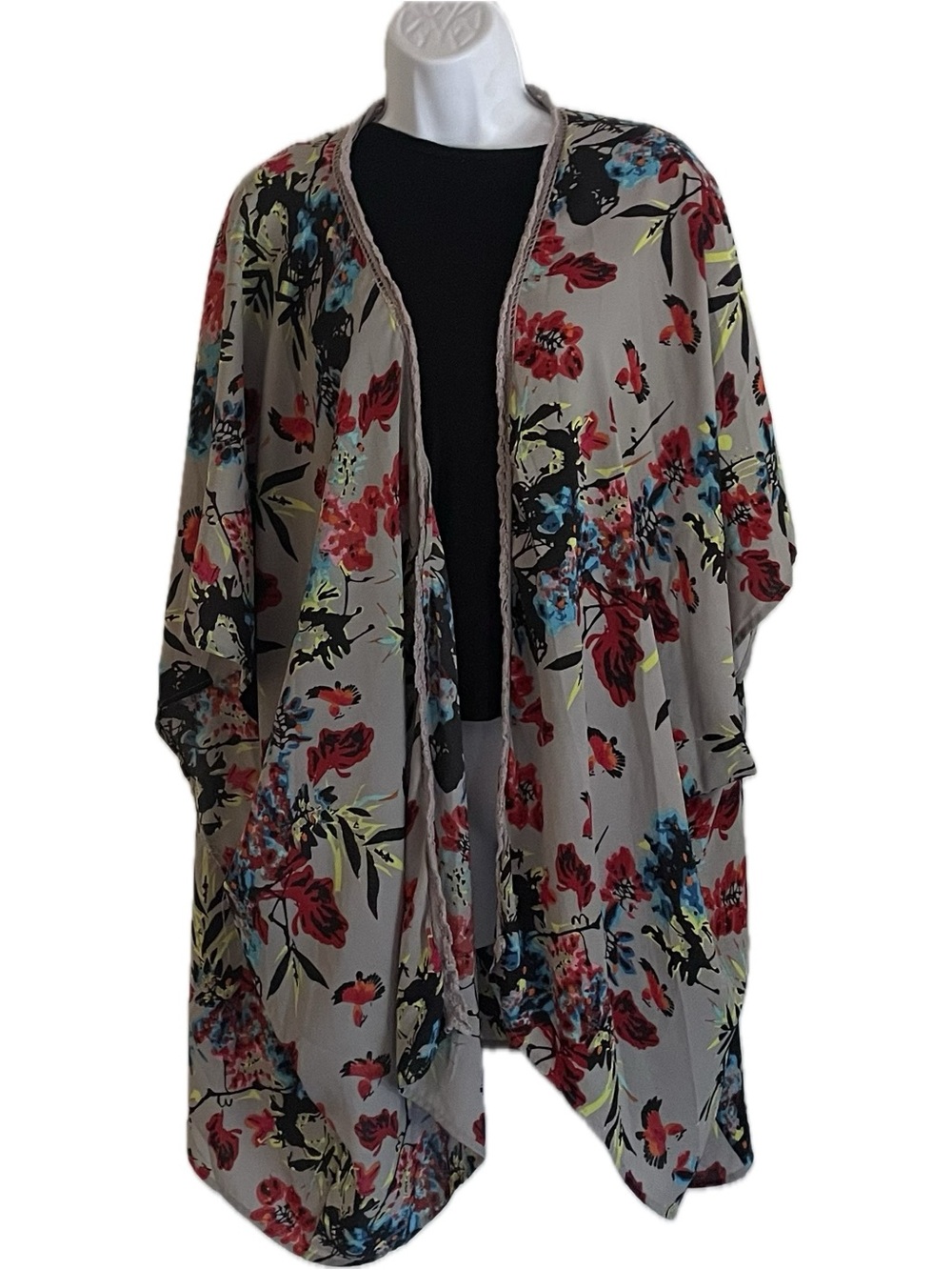 Black Rainn Floral Open-Front Kimono Wrap - Gray with Red, Blue & Yellow